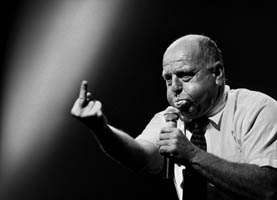 Leo Bassi, Mittelfinger